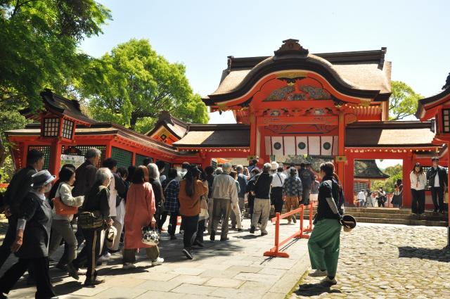西大門の通り初めを待つ参拝者